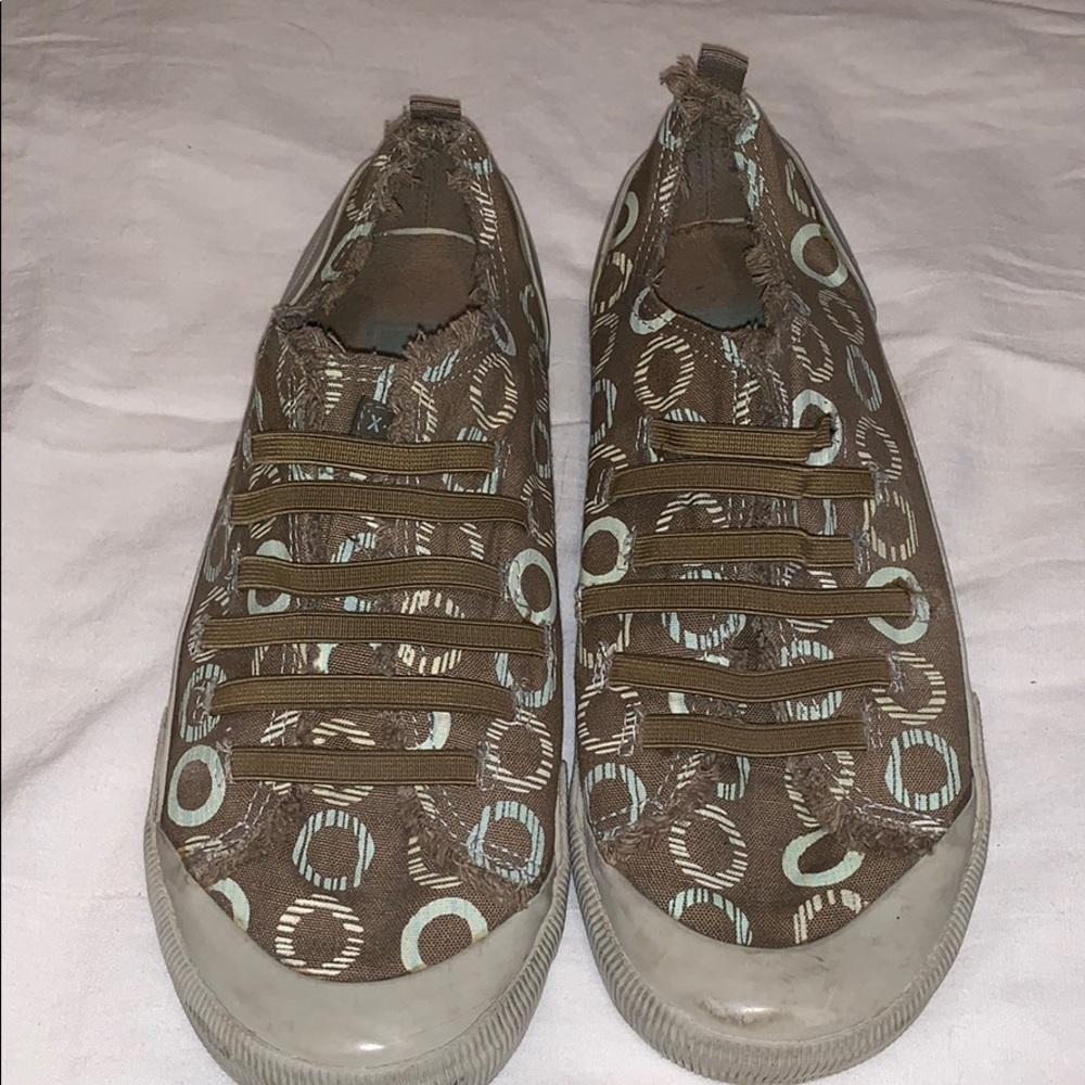 X-Appeal slip-on shoes.